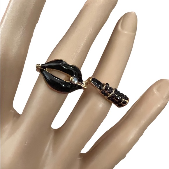 CUTE DOUBLE RING -BLACK CRYSTAL EMBELLISHED LIPSTICK/LIP RING! SIZE 6/7 - Picture 4 of 6